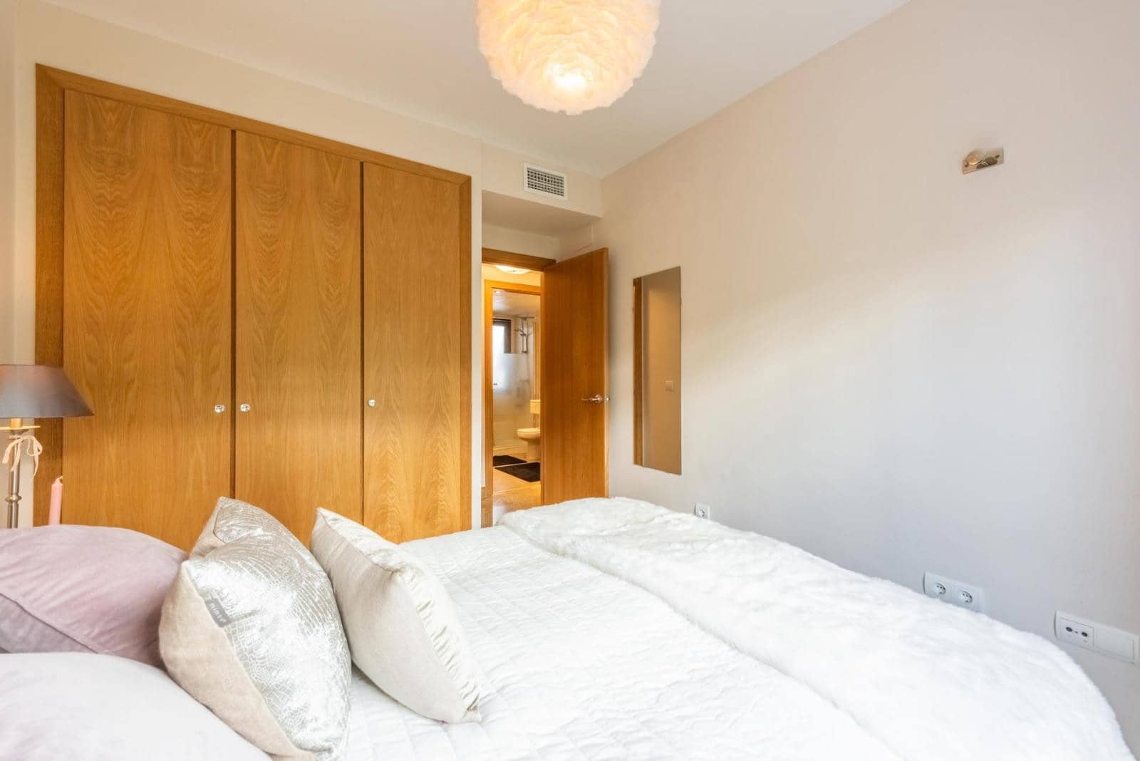 Apartamento de 2 habitaciones en New Golden Mile en alquiler con piscina garaje - 2.000 € (Ref: 9471882)