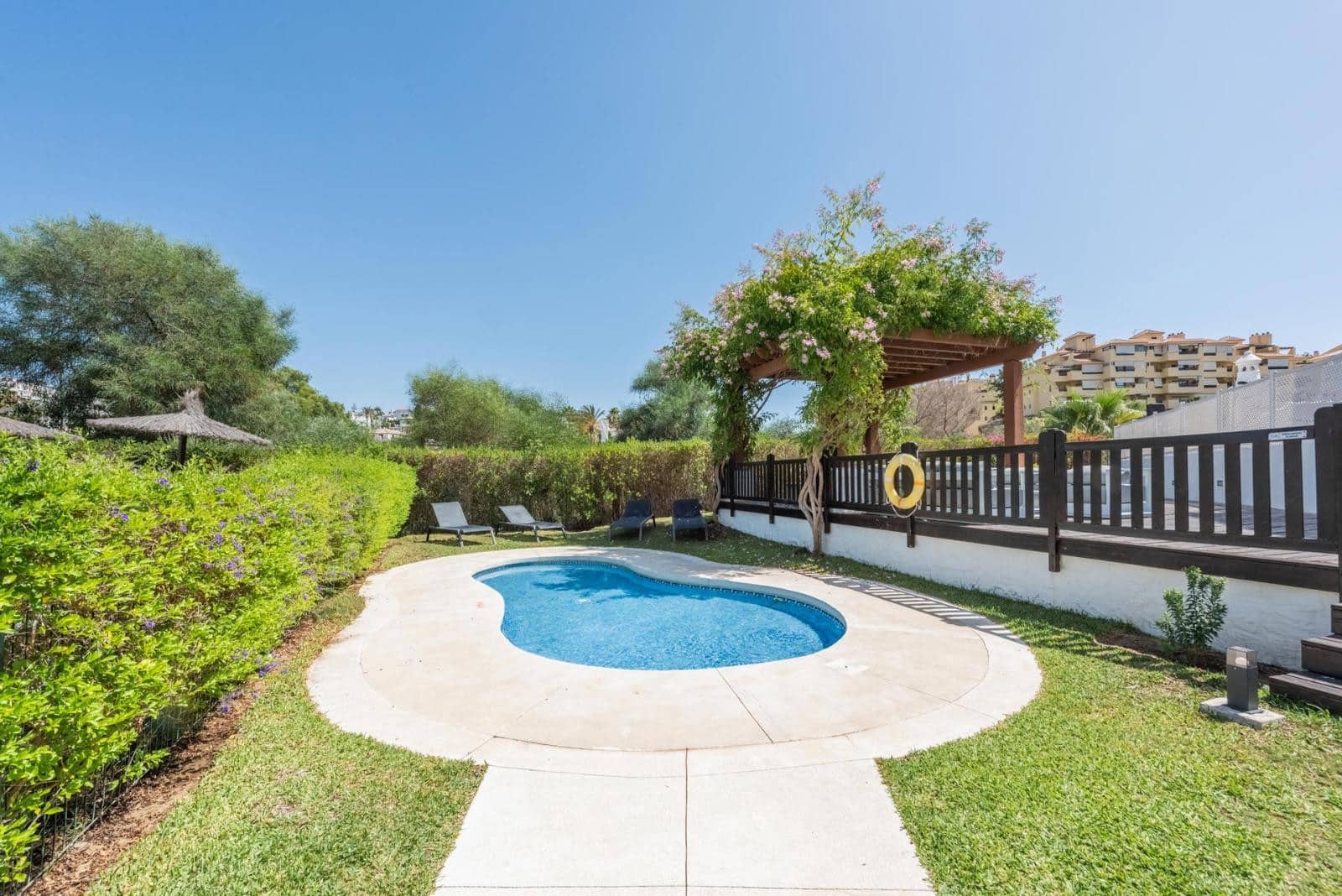 Apartamento de 2 habitaciones en New Golden Mile en alquiler con piscina garaje - 2.000 € (Ref: 9471882)