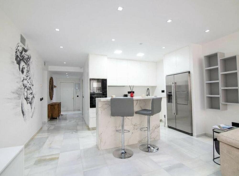 3 sypialnia Apartament na sprzedaż w Marbella z basenem garażem - 990 000 € (Ref: 9471883)