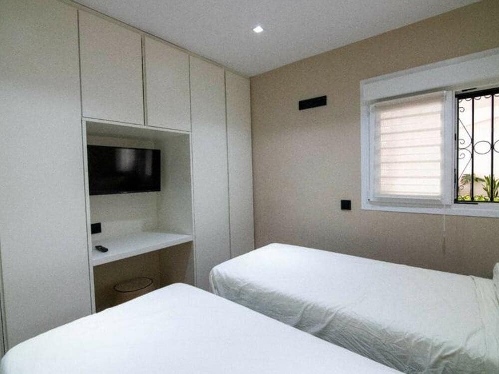 3 sypialnia Apartament na sprzedaż w Marbella z basenem garażem - 990 000 € (Ref: 9471883)