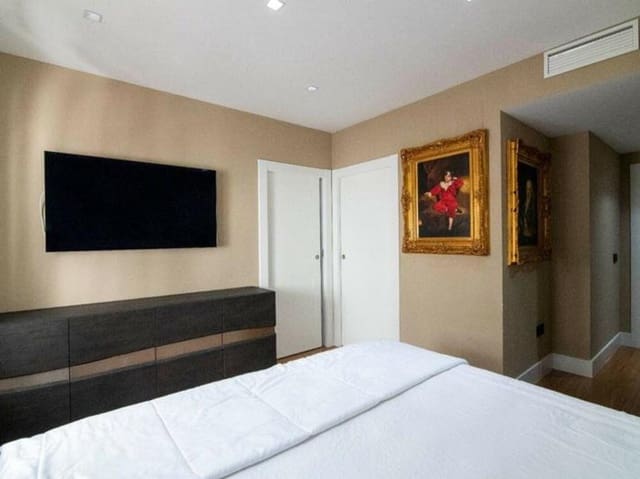 3 sypialnia Apartament na sprzedaż w Puerto Banus, Marbella z basenem garażem - 990 000 € (Ref: 9471883)