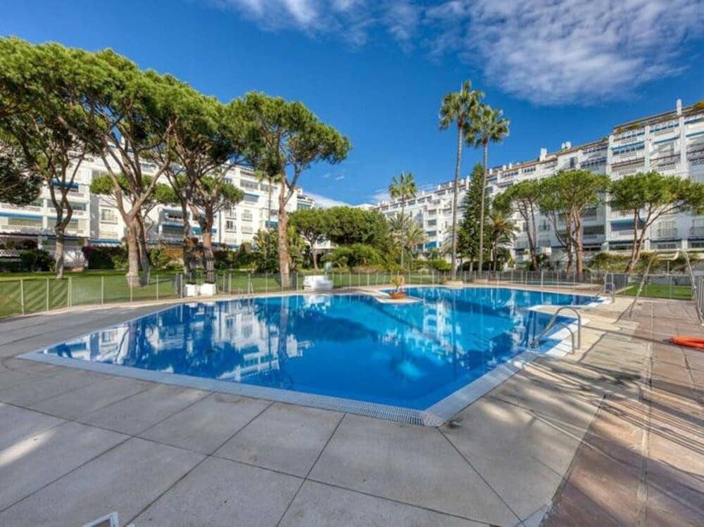 3 sypialnia Apartament na sprzedaż w Marbella z basenem garażem - 990 000 € (Ref: 9471883)