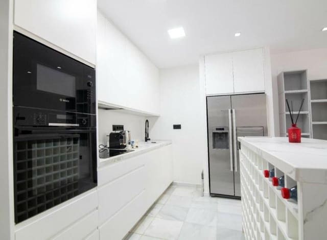 3 soveværelse Lejlighed til salg i Puerto Banus, Marbella med swimmingpool garage - € 990.000 (Ref: 9471883)