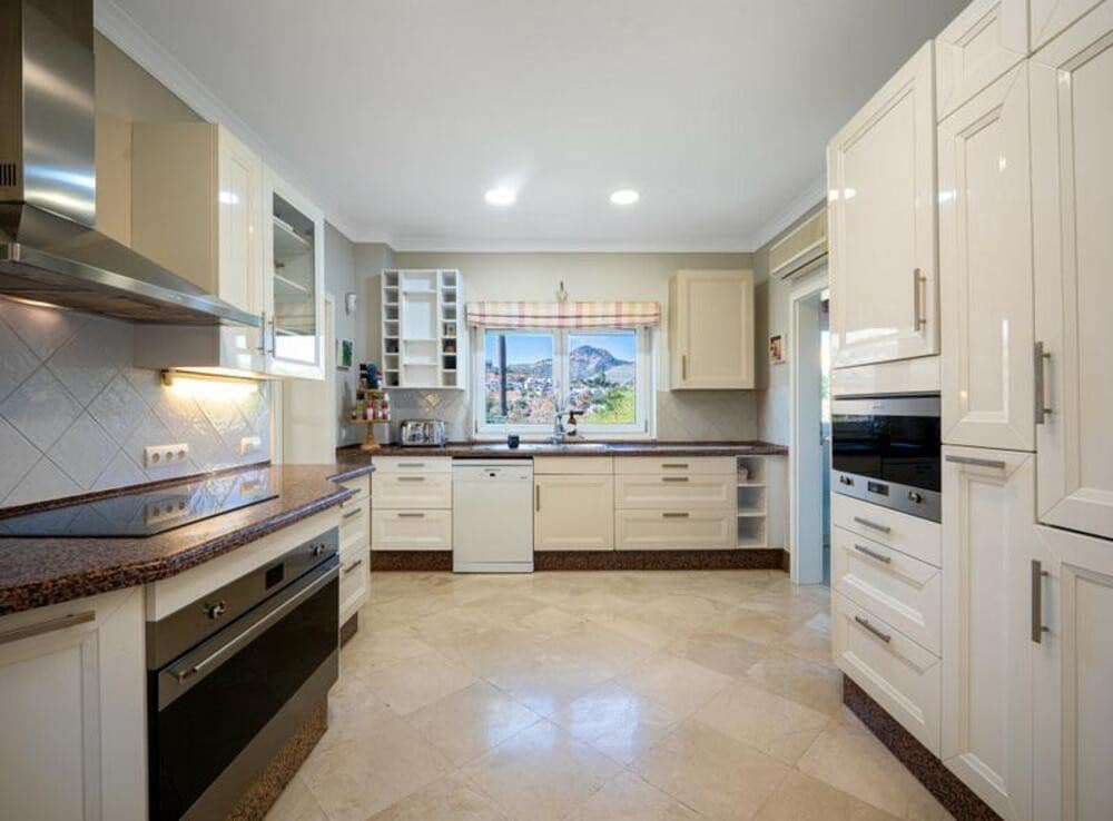 6 sypialnia Willa do wynajęcia w Estepona z basenem garażem - 12 000 € (Ref: 9473654)