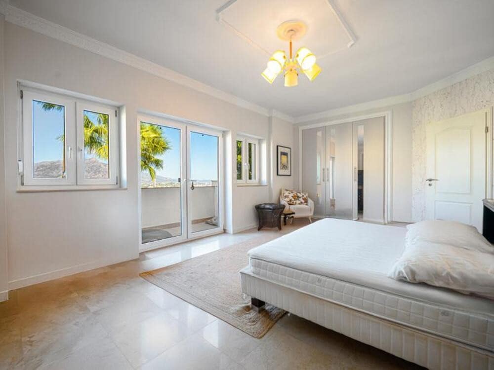 6 sypialnia Willa do wynajęcia w Estepona z basenem garażem - 12 000 € (Ref: 9473654)