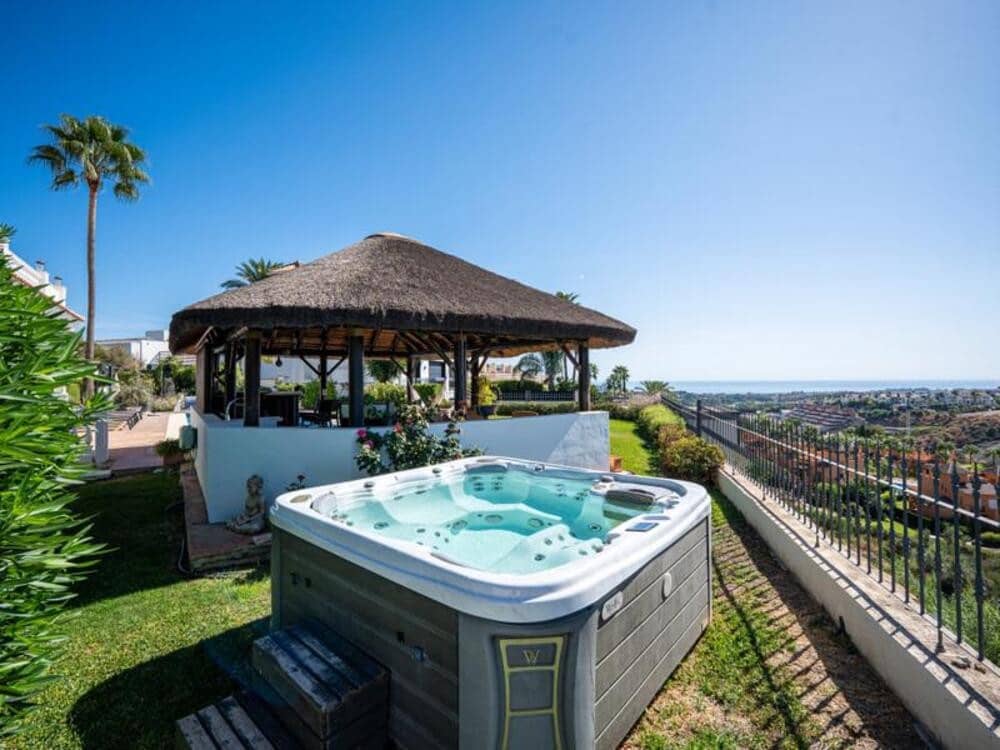 6 sypialnia Willa do wynajęcia w Estepona z basenem garażem - 12 000 € (Ref: 9473654)