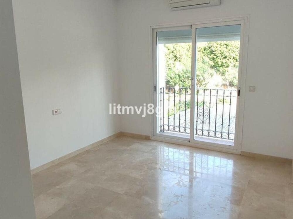 4 bedroom Townhouse for rent in Marbella with pool garage - € 3,800 (Ref: 9480823)