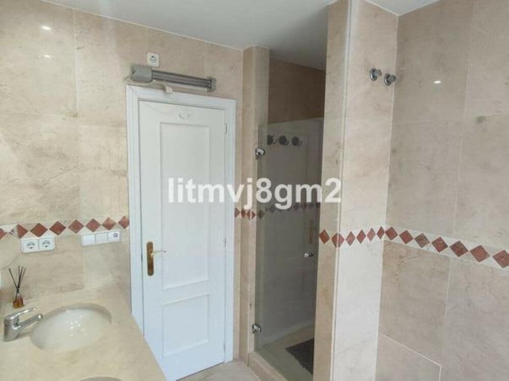 4 bedroom Townhouse for rent in Marbella with pool garage - € 3,800 (Ref: 9480823)