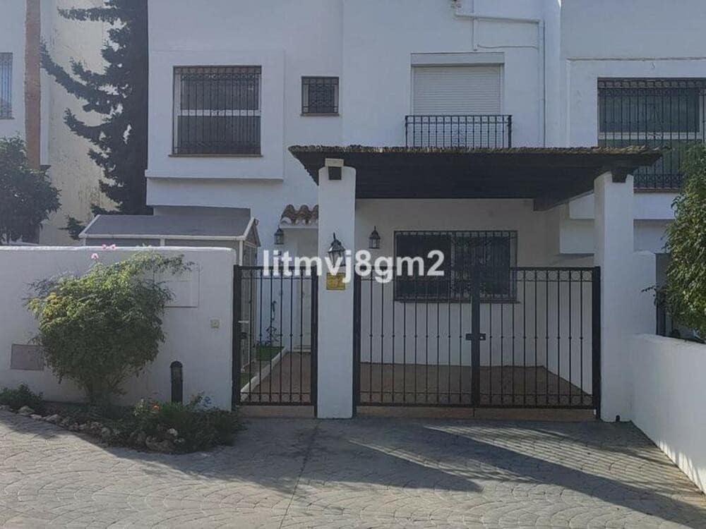 4 bedroom Townhouse for rent in Marbella with pool garage - € 3,800 (Ref: 9480823)