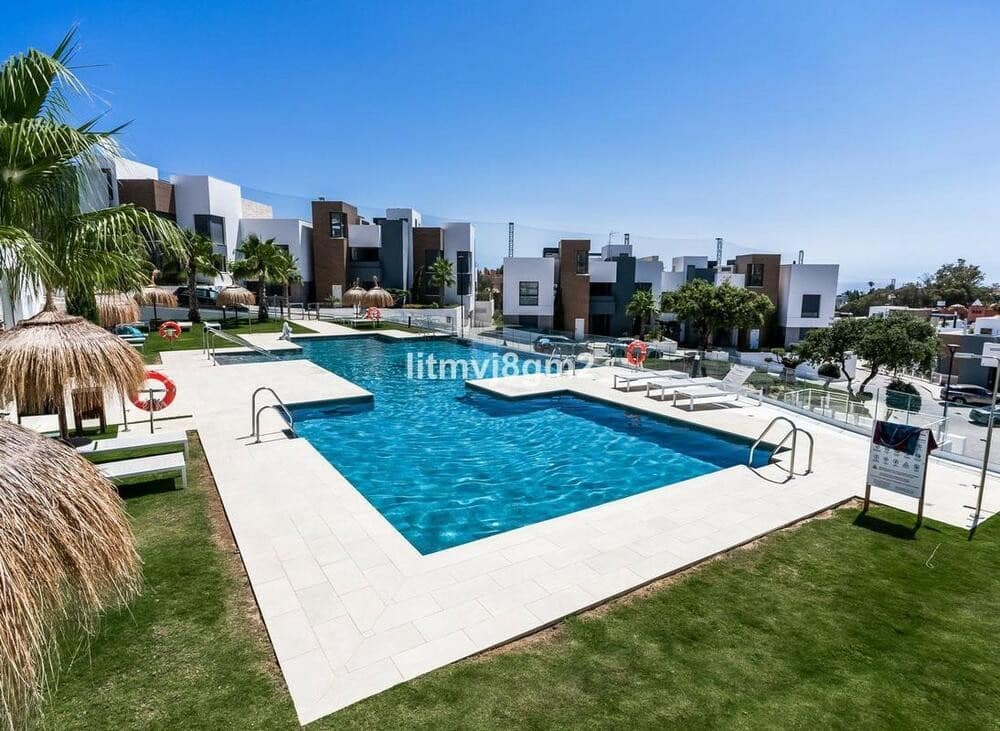 3 bedroom Beach Apartment for rent in Marbella with pool - € 5,700 (Ref: 9480825)