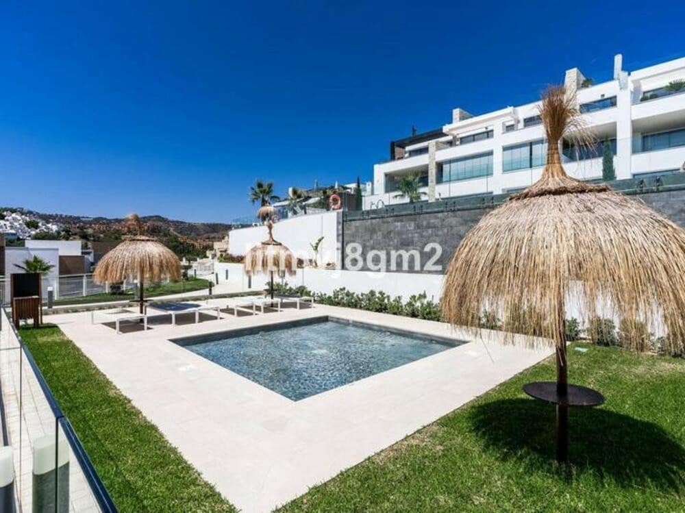 3 bedroom Beach Apartment for rent in Marbella with pool - € 5,700 (Ref: 9480825)
