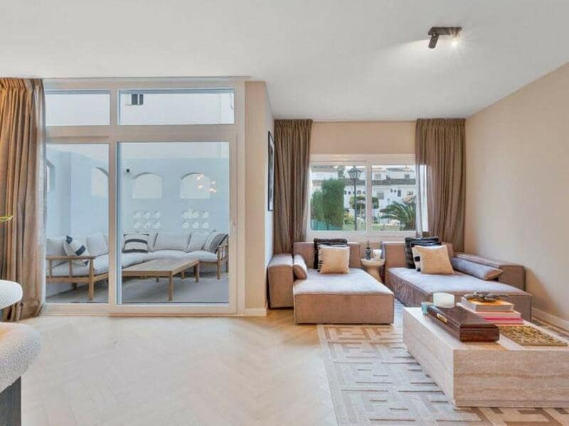 4 makuuhuone Omakotitalo vuokrattavana paikassa Guadalmina mukana uima-altaan 
autotalli - 5 000 € (Ref: 9488040)