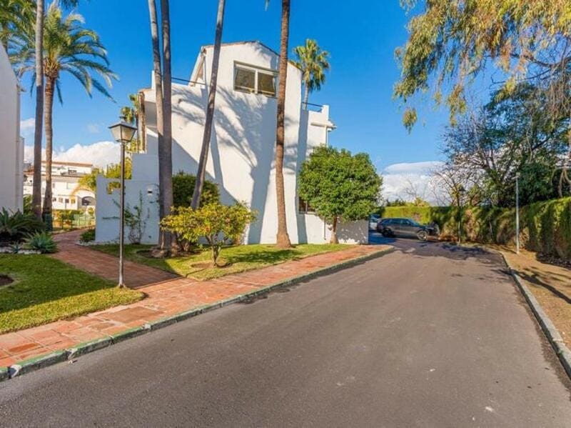 4 makuuhuone Omakotitalo vuokrattavana paikassa Guadalmina mukana uima-altaan 
autotalli - 5 000 € (Ref: 9488040)