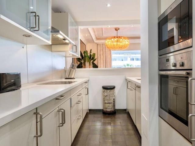 3 bedroom Penthouse for rent in Puerto Banus, Marbella with pool garage - € 3,950 (Ref: 9488574)