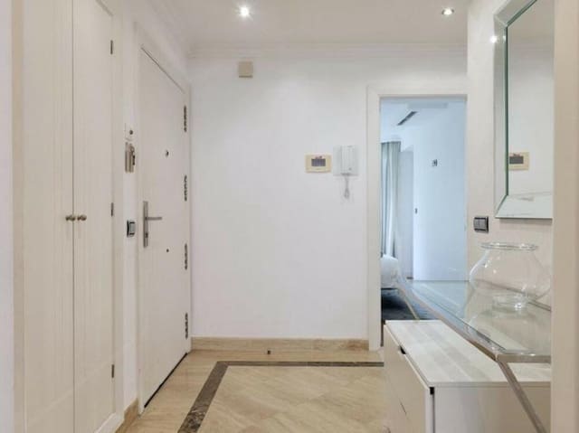 3 bedroom Penthouse for rent in Puerto Banus, Marbella with pool garage - € 3,950 (Ref: 9488574)