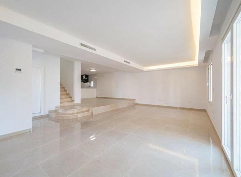 3 soveværelse Byhus til salg i Marbella med swimmingpool garage - € 699.000 (Ref: 9490962)