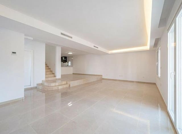 3 soveværelse Byhus til salg i La Dama de Noche - La Alzambra, Marbella med swimmingpool garage - € 699.000 (Ref: 9490962)