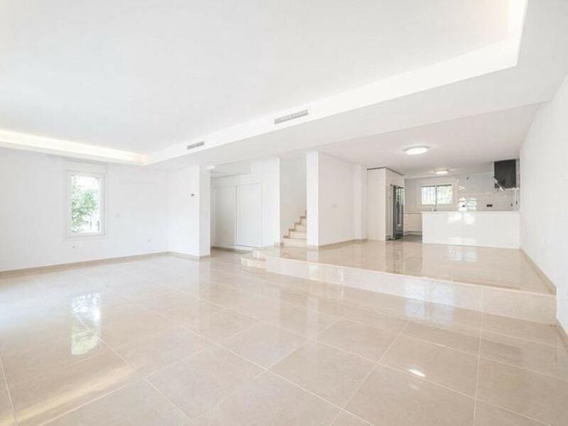 3 soveværelse Byhus til salg i Marbella med swimmingpool garage - € 699.000 (Ref: 9490962)