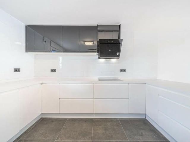 3 soveværelse Byhus til salg i La Dama de Noche - La Alzambra, Marbella med swimmingpool garage - € 699.000 (Ref: 9490962)