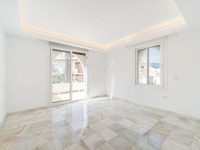 3 soveværelse Byhus til salg i Marbella med swimmingpool garage - € 699.000 (Ref: 9490962)