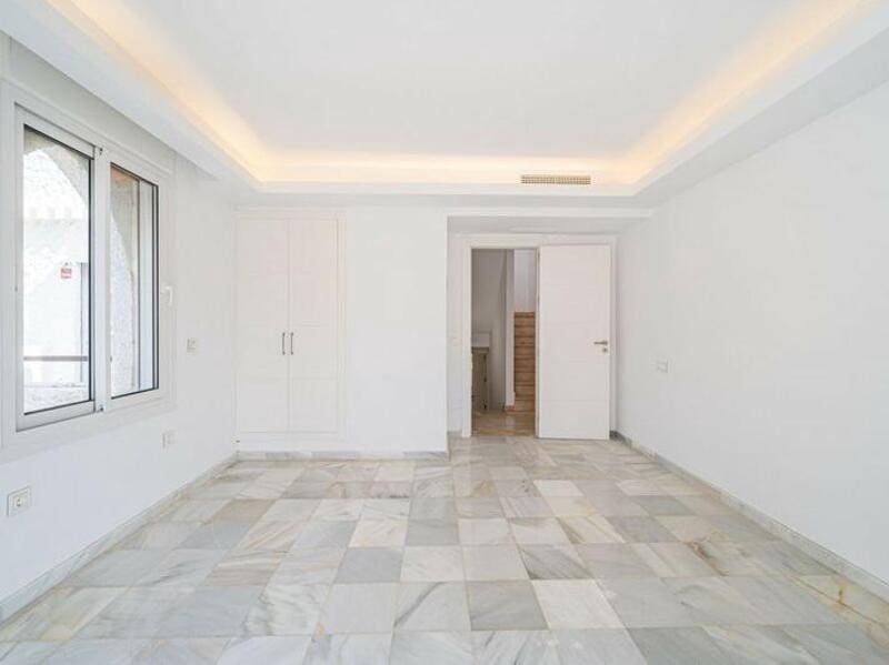 3 soveværelse Byhus til salg i Marbella med swimmingpool garage - € 699.000 (Ref: 9490962)