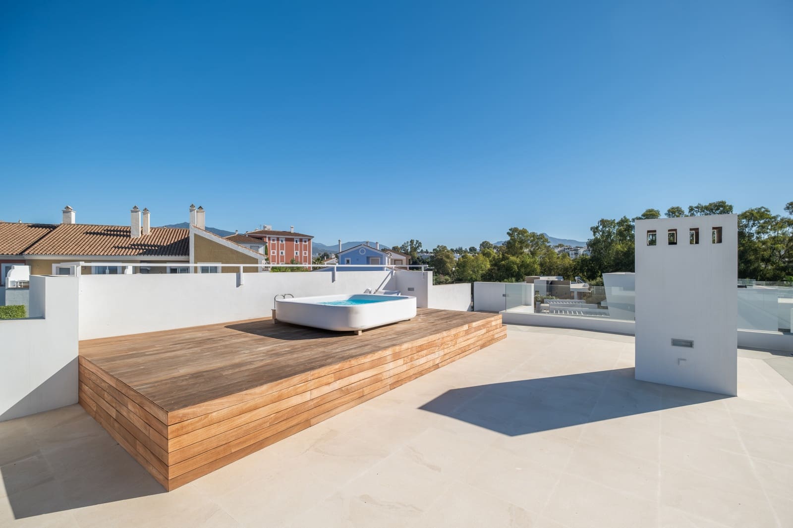 6 sypialnia Willa na sprzedaż w El Paraiso z basenem garażem - 2 995 000 € (Ref: 9490963)