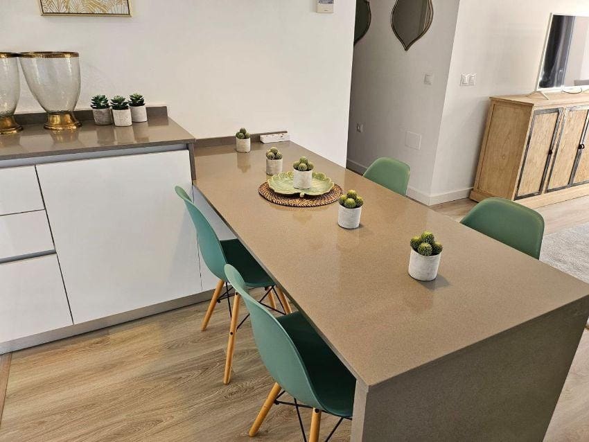 2 sypialnia Penthouse do wynajęcia w Marbella z basenem garażem - 2 500 € (Ref: 9490964)