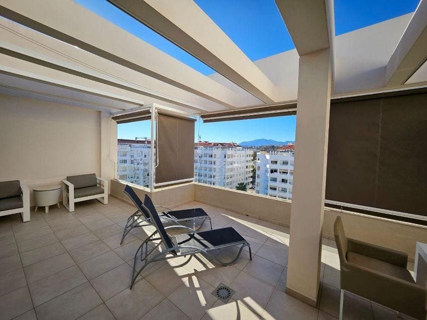2 sypialnia Penthouse do wynajęcia w Marbella z basenem garażem - 2 500 € (Ref: 9490964)