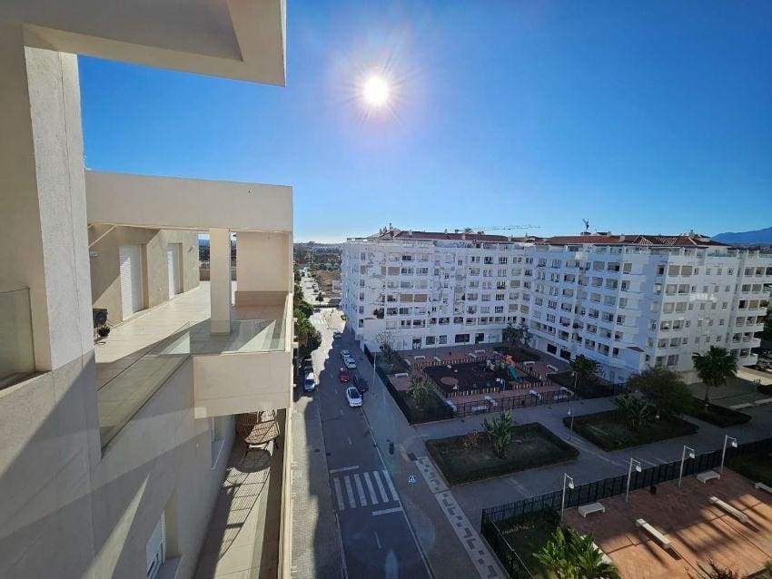 2 sypialnia Penthouse do wynajęcia w Marbella z basenem garażem - 2 500 € (Ref: 9490964)