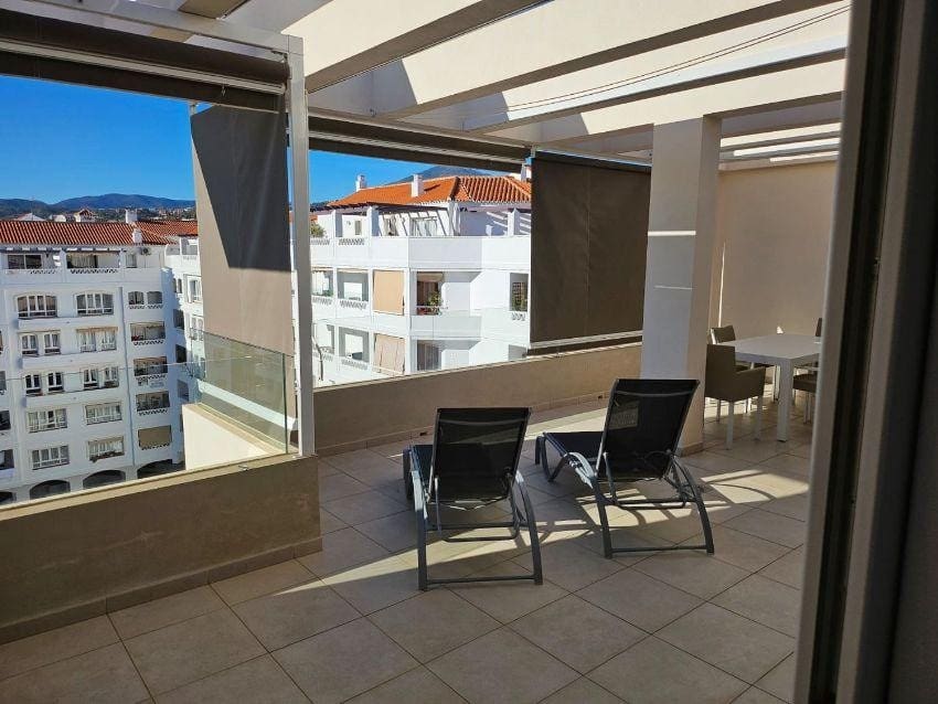 2 sypialnia Penthouse do wynajęcia w Marbella z basenem garażem - 2 500 € (Ref: 9490964)