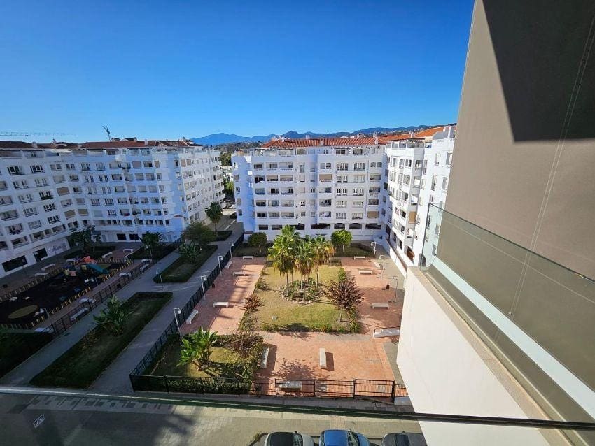 2 sypialnia Penthouse do wynajęcia w Marbella z basenem garażem - 2 500 € (Ref: 9490964)