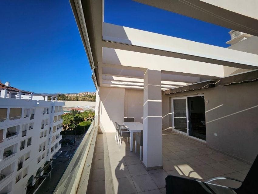 2 sypialnia Penthouse do wynajęcia w Marbella z basenem garażem - 2 500 € (Ref: 9490964)