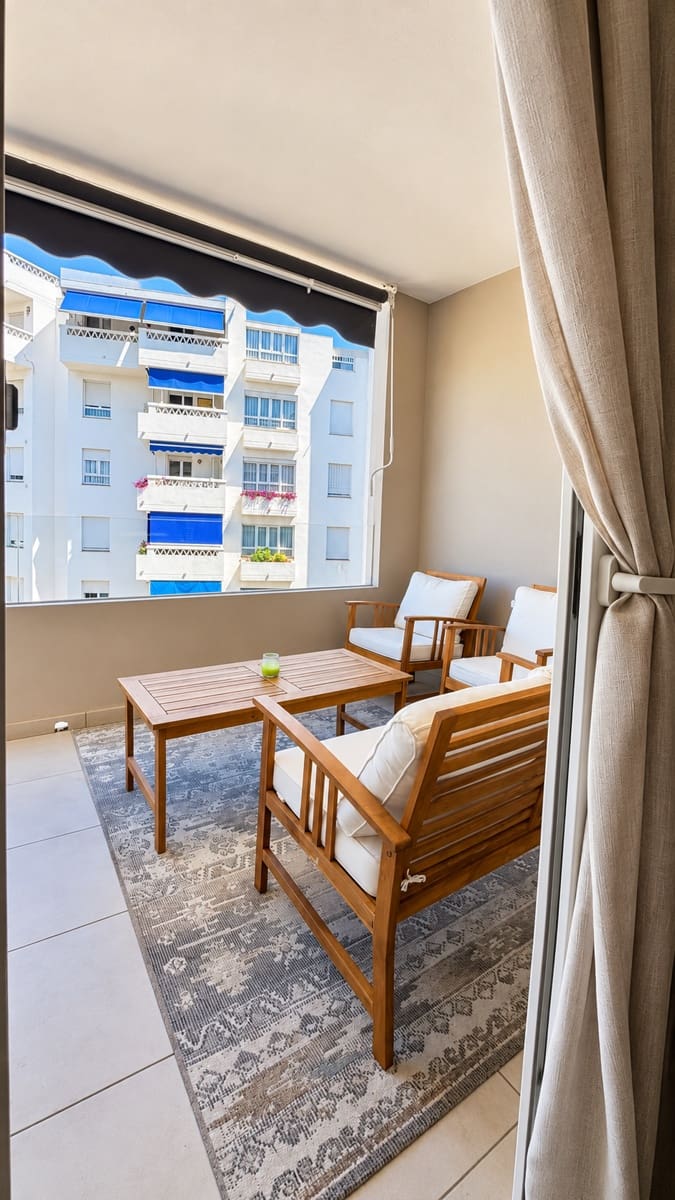 2 soverom Penthouse til leie i Marbella med svømmebasseng garasje - € 2 500 (Ref: 9490964)