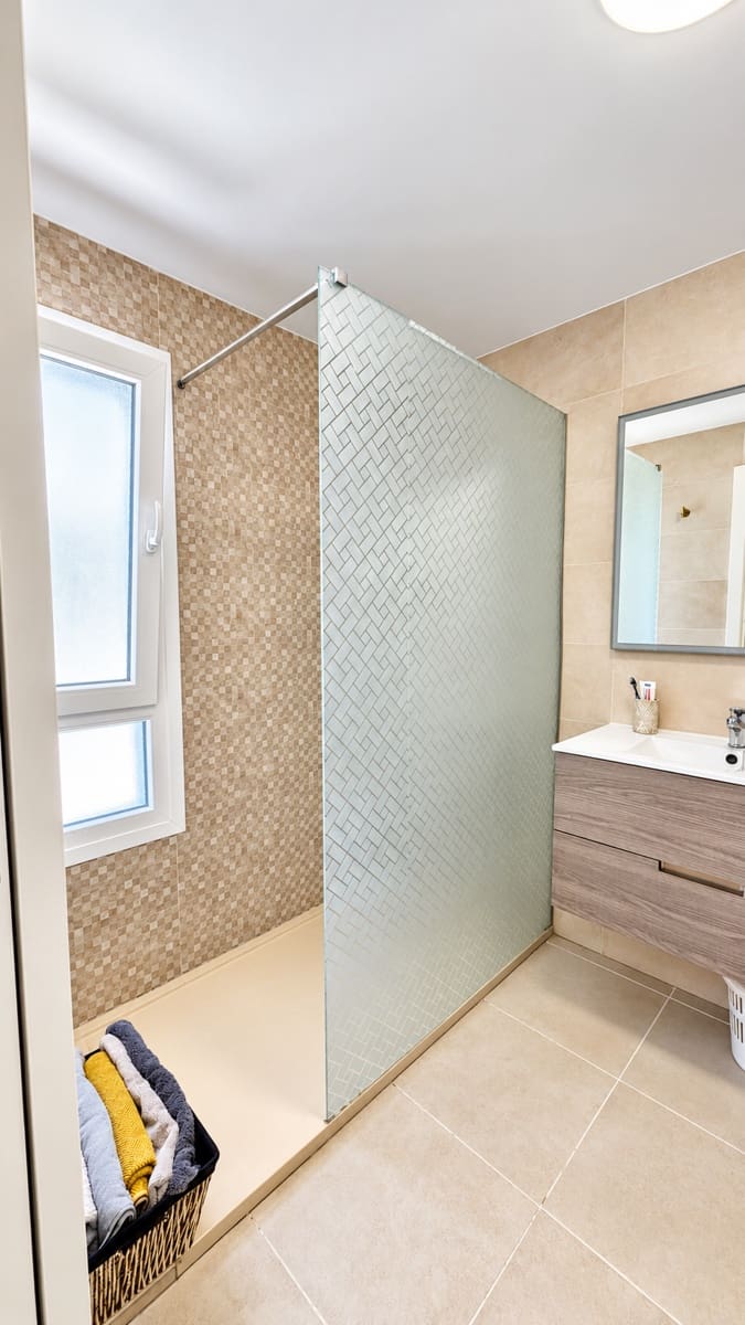 2 soverom Penthouse til leie i Marbella med svømmebasseng garasje - € 2 500 (Ref: 9490964)