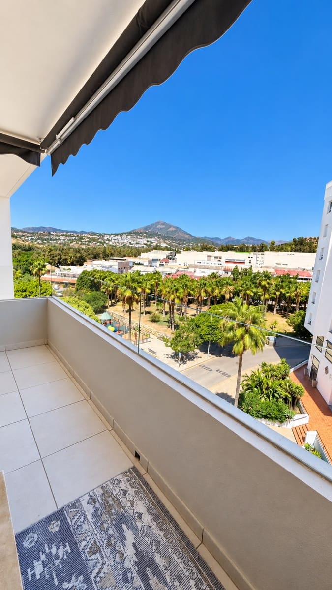 2 soverom Penthouse til leie i Marbella med svømmebasseng garasje - € 2 500 (Ref: 9490964)