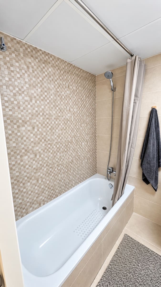 2 soverom Penthouse til leie i Marbella med svømmebasseng garasje - € 2 500 (Ref: 9490964)