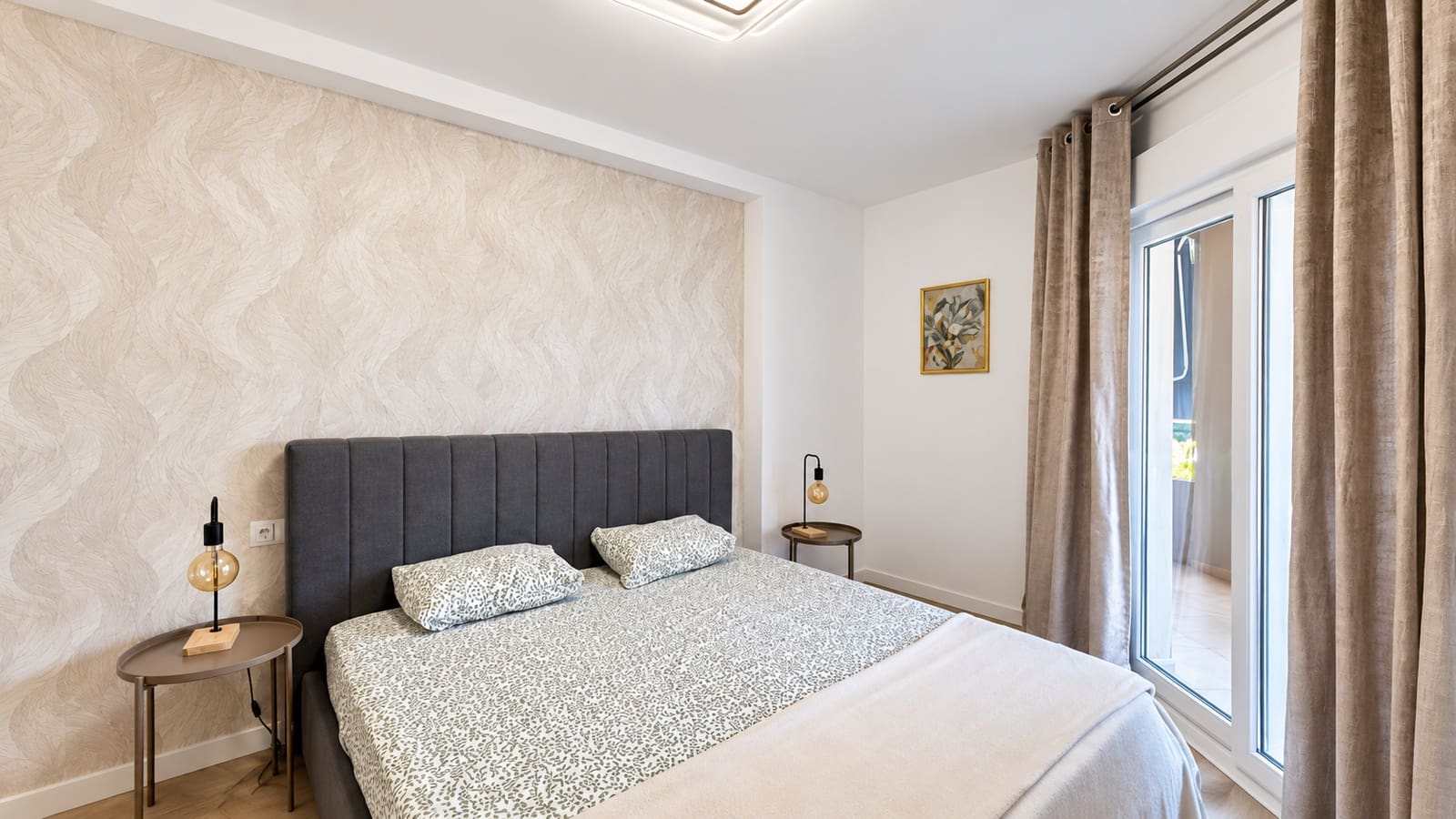 2 soverom Penthouse til leie i Marbella med svømmebasseng garasje - € 2 500 (Ref: 9490964)