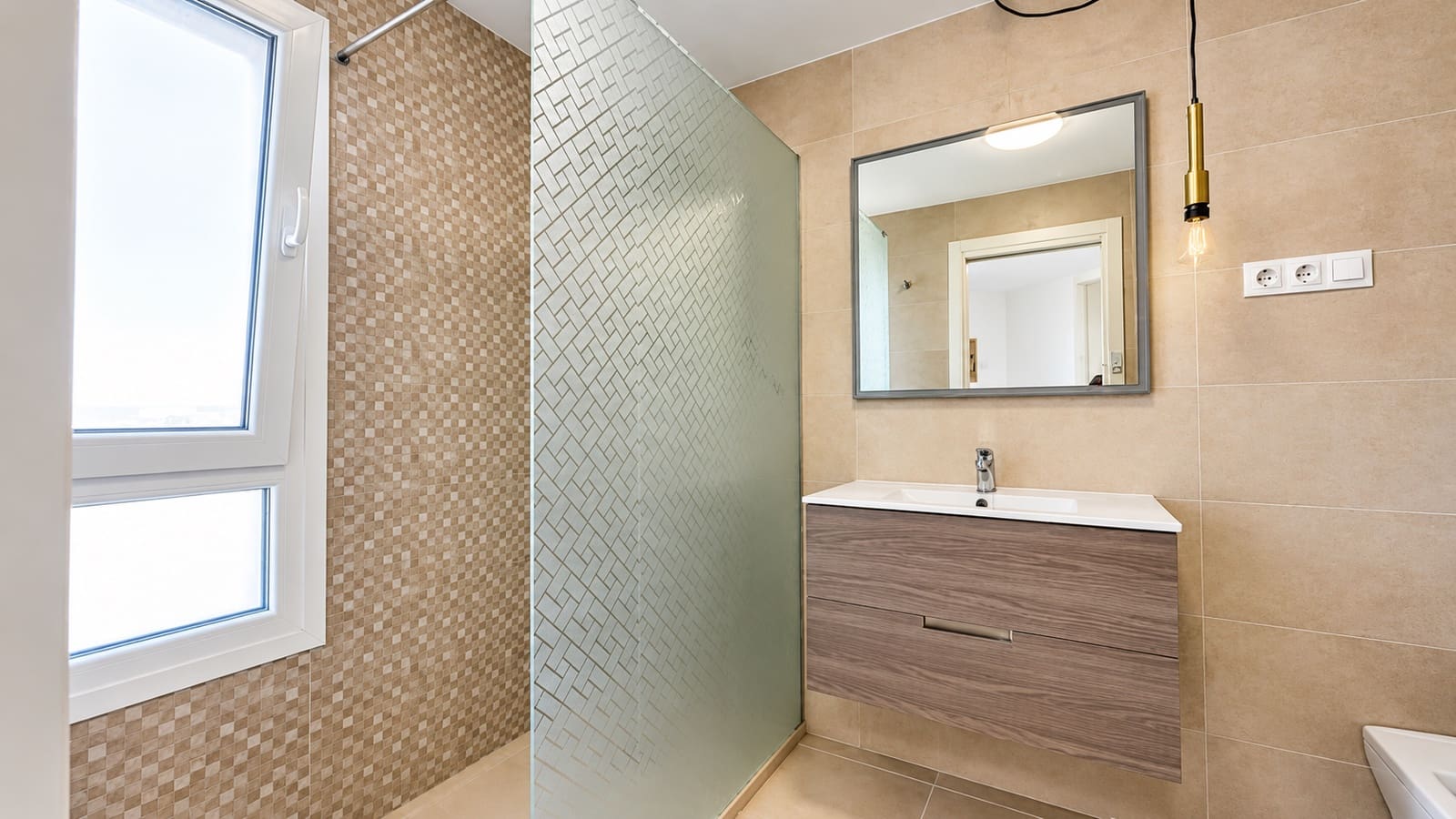 2 soverom Penthouse til leie i Marbella med svømmebasseng garasje - € 2 500 (Ref: 9490964)