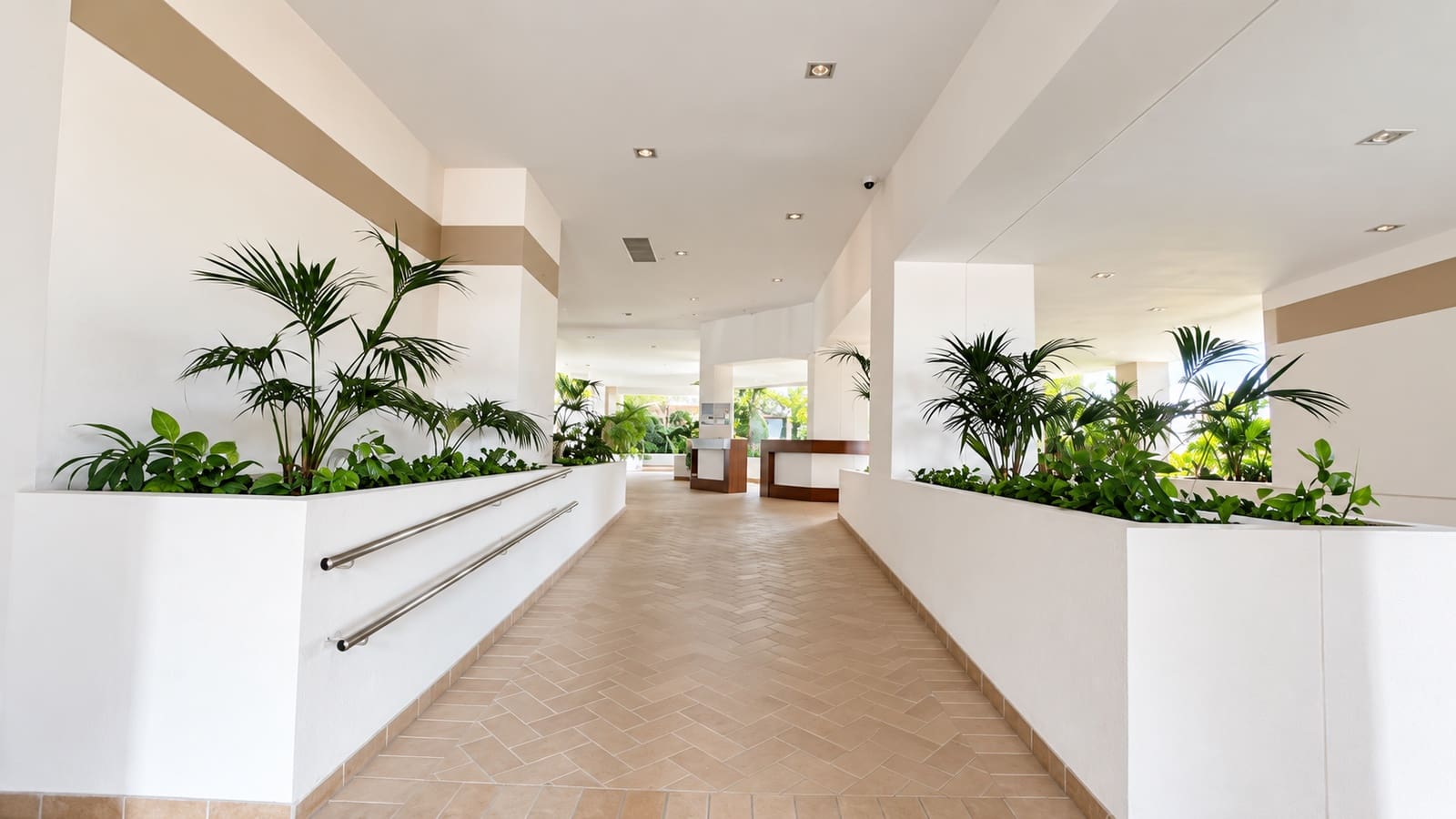 2 soverom Penthouse til leie i Marbella med svømmebasseng garasje - € 2 500 (Ref: 9490964)