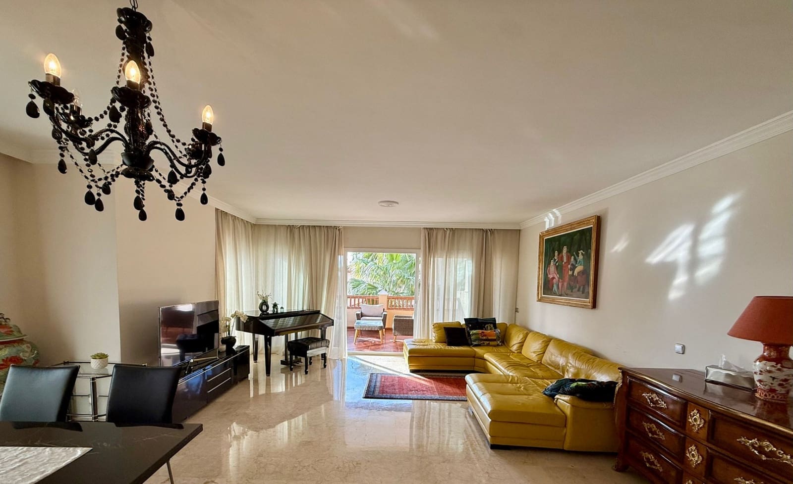 3 slaapkamer Appartement te huur in Estepona met zwembad garage - € 3.000 (Ref: 9490967)