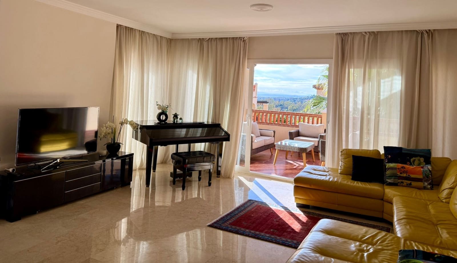 3 slaapkamer Appartement te huur in Estepona met zwembad garage - € 3.000 (Ref: 9490967)