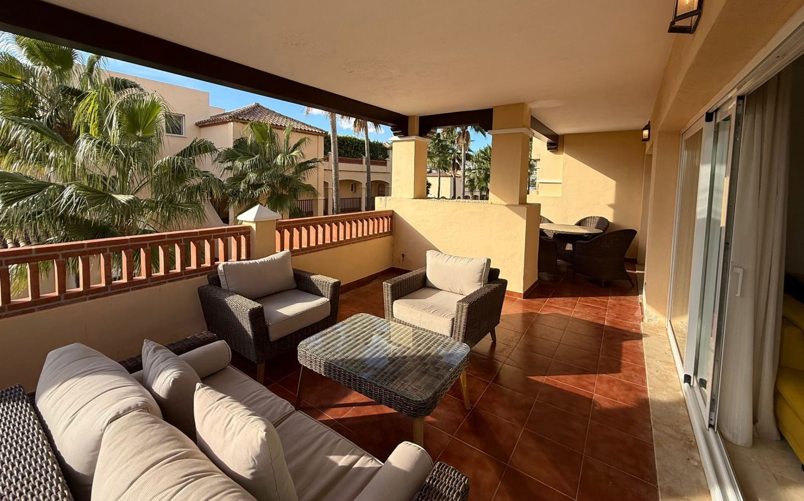 3 slaapkamer Appartement te huur in Estepona met zwembad garage - € 3.000 (Ref: 9490967)