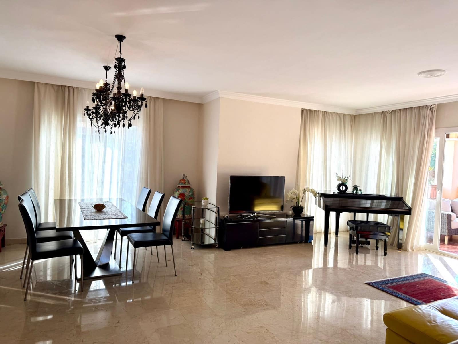 3 slaapkamer Appartement te huur in Estepona met zwembad garage - € 3.000 (Ref: 9490967)