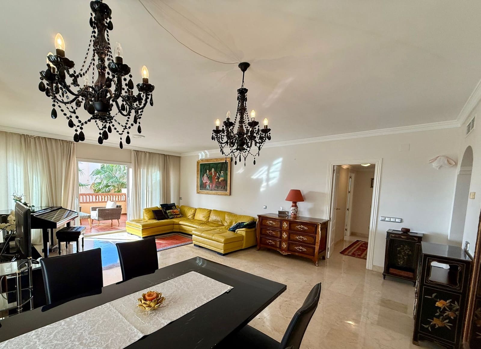 3 slaapkamer Appartement te huur in Estepona met zwembad garage - € 3.000 (Ref: 9490967)