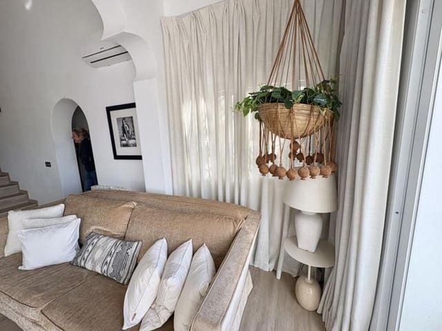 3 quarto Moradia para arrendar em El Rosario, Marbella com piscina garagem - 3 900 € (Ref: 9496659)