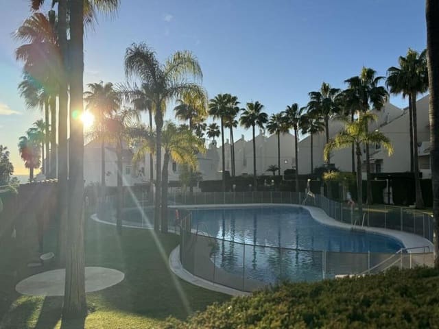 3 quarto Casa em Banda para arrendar em Las Chapas, Marbella com piscina garagem - 2 300 € (Ref: 9496660)