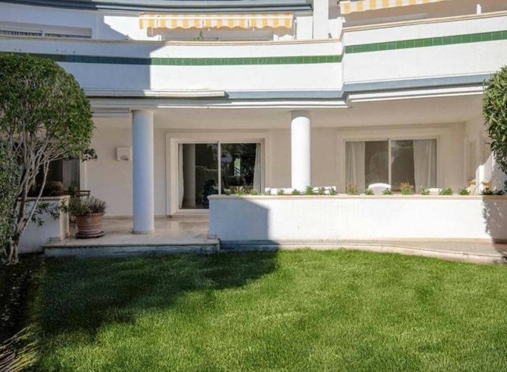 3 soverom Kjedet enebolig til salgs i Estepona med svømmebasseng garasje - € 650 000 (Ref: 9498890)