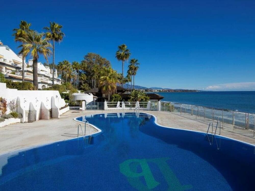 3 soverom Kjedet enebolig til salgs i Estepona med svømmebasseng garasje - € 650 000 (Ref: 9498890)