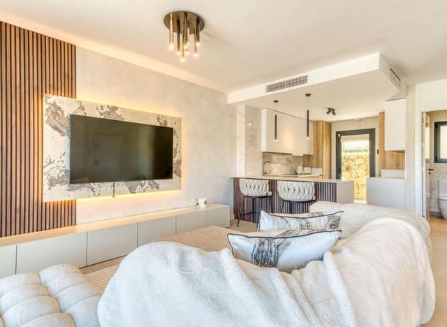 3 soveværelse Byhus til leje i Nueva Atalaya, Estepona med swimmingpool garage - € 6.000 (Ref: 9503695)