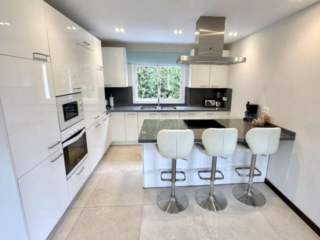 5 bedroom Villa for sale in Nueva Andalucía Centro, Marbella with pool garage - € 1,695,000 (Ref: 9503699)